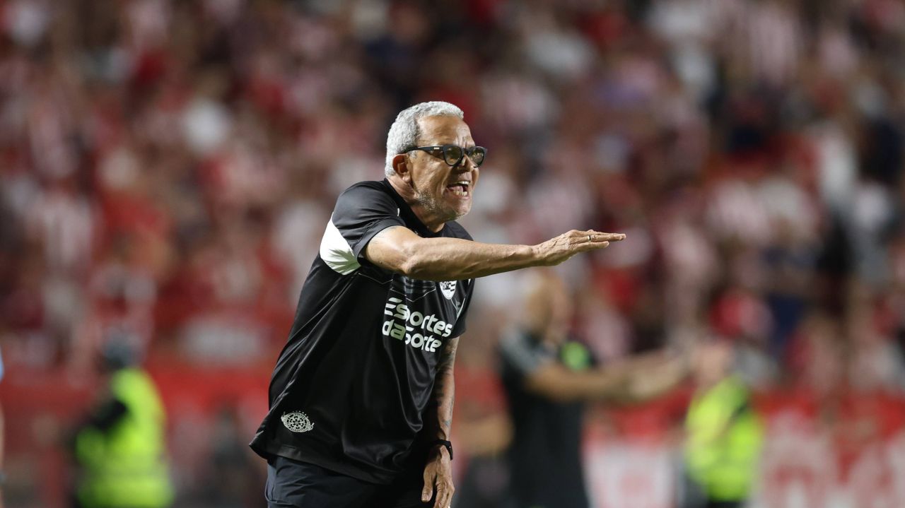 Hélio dos Anjos comemorando no estádio dos Aflitos