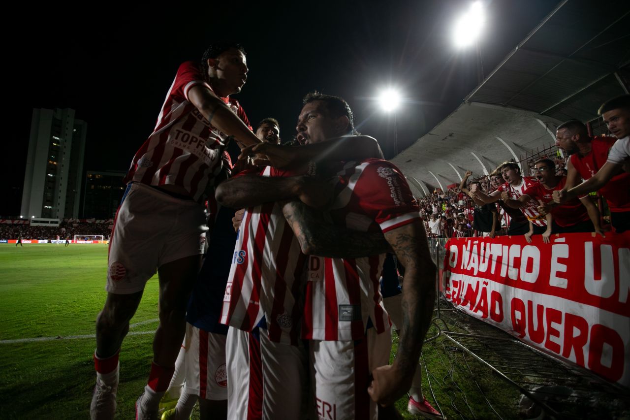 Jogadores do Náutico comemoram gol contra o Sport