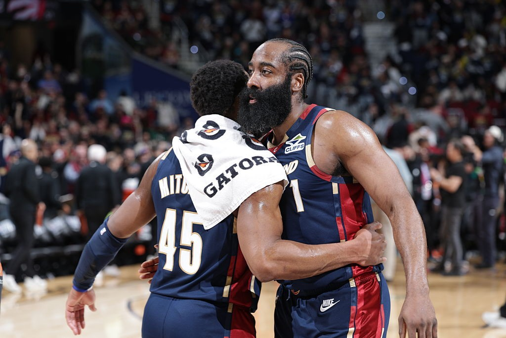 Donovan Mitchell e James Harden comemoram após cesta
