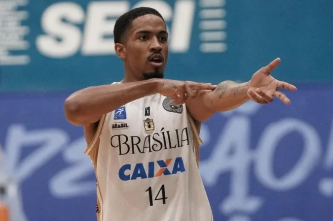 Jogadores do Brasília comemoram vitória sobre o Pato Basquete
