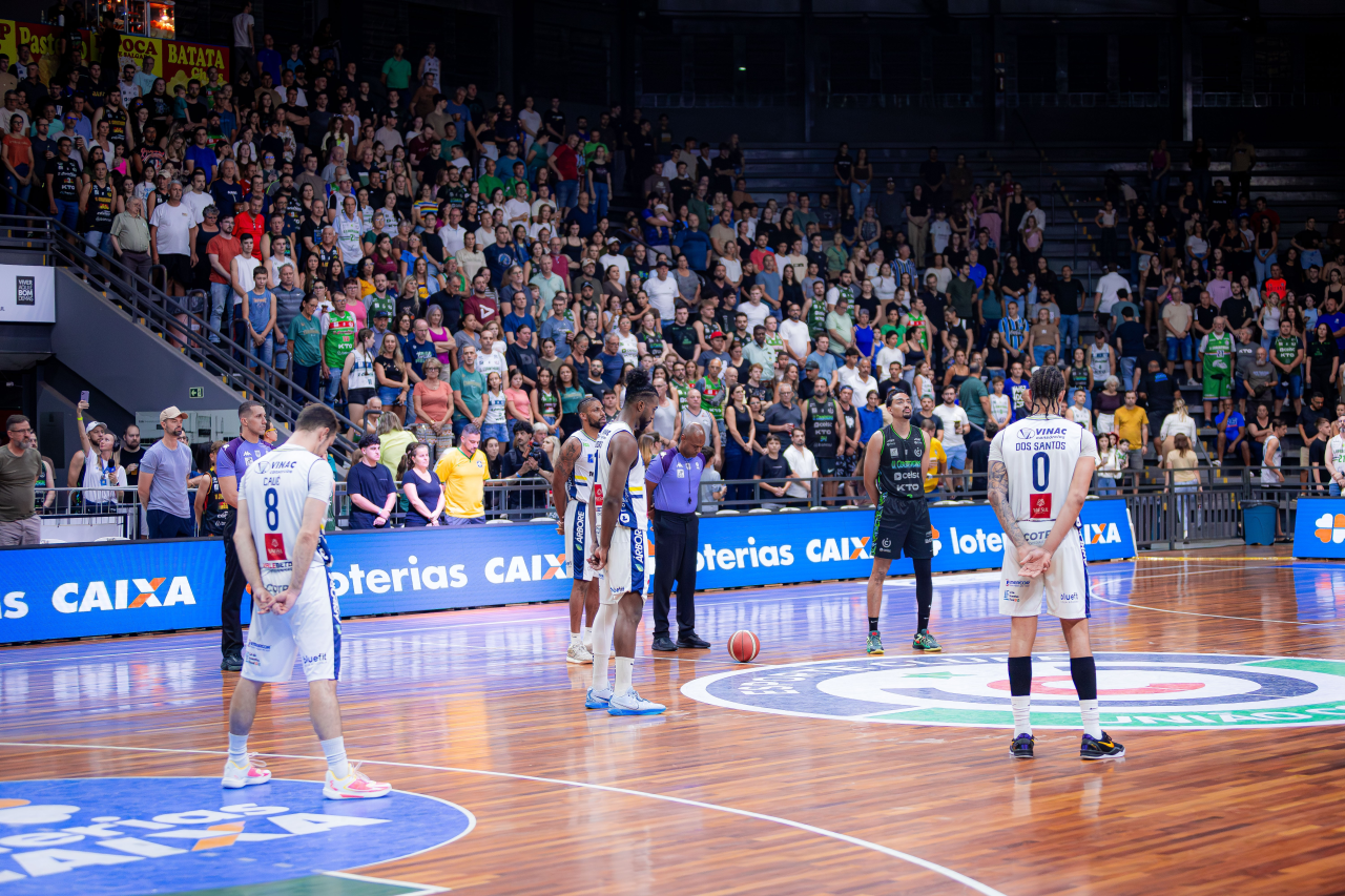 Jogadores e torcida em minuto de silêncio