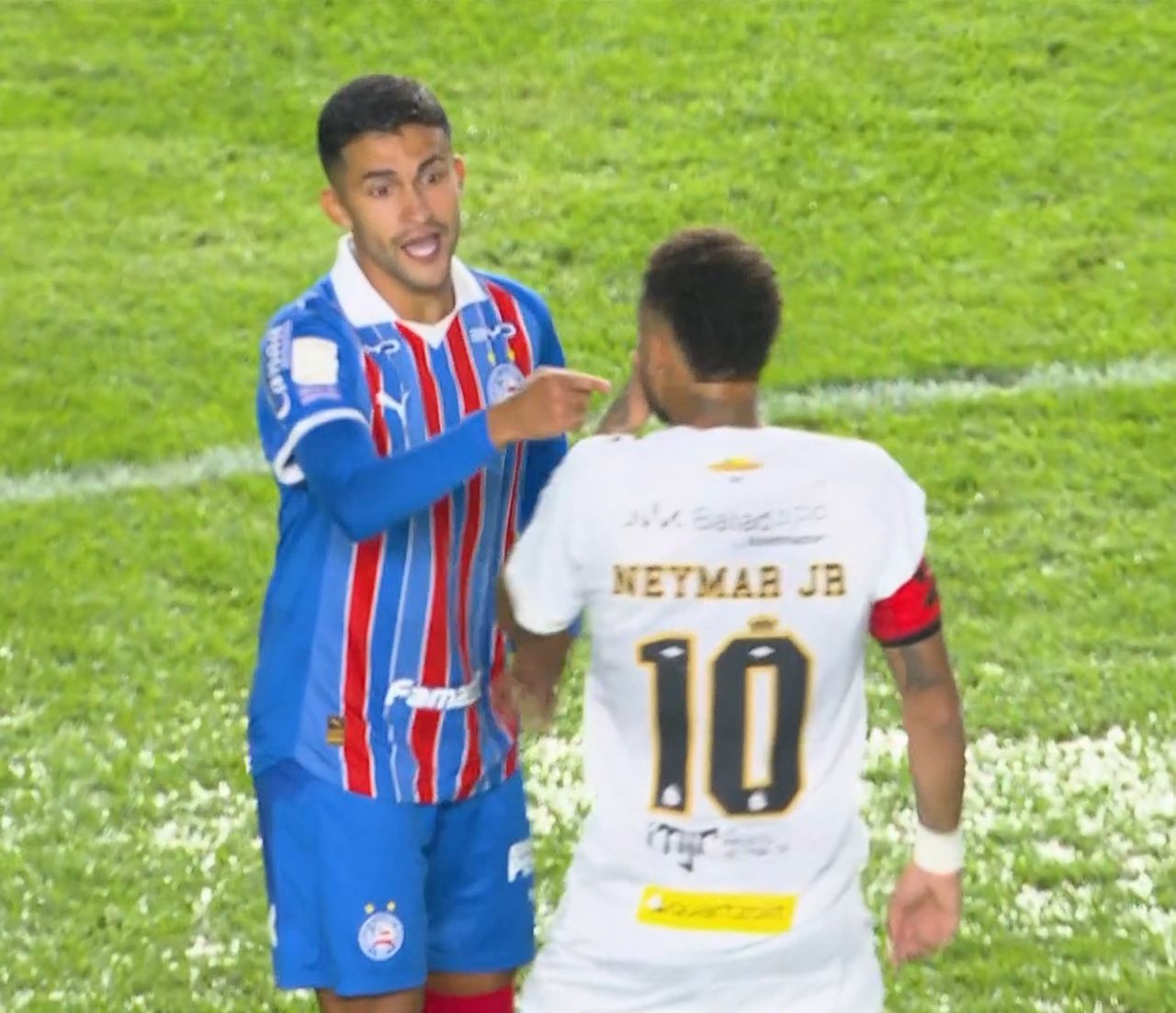 Neymar cobrindo a boca durante jogo contra o Bahia