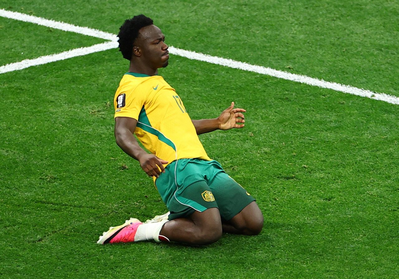 Nestory Irankunda comemorando gol da Austrália