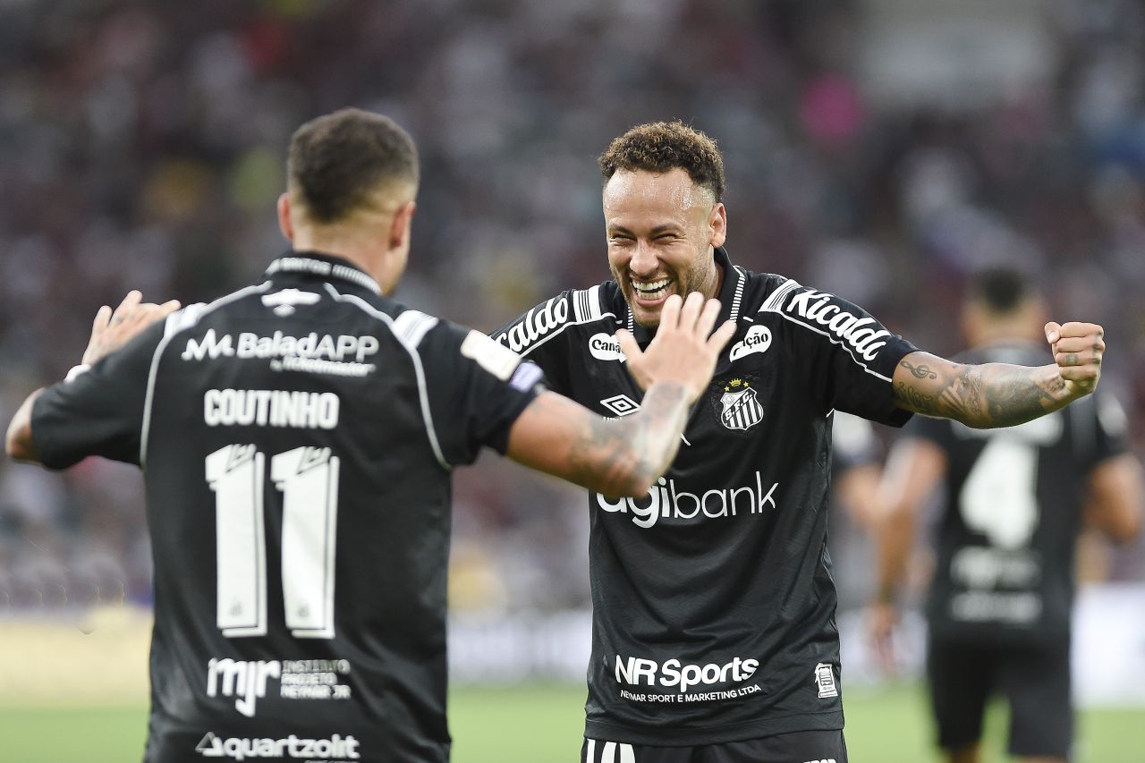Neymar agradece torcedores do Fluminense após partida