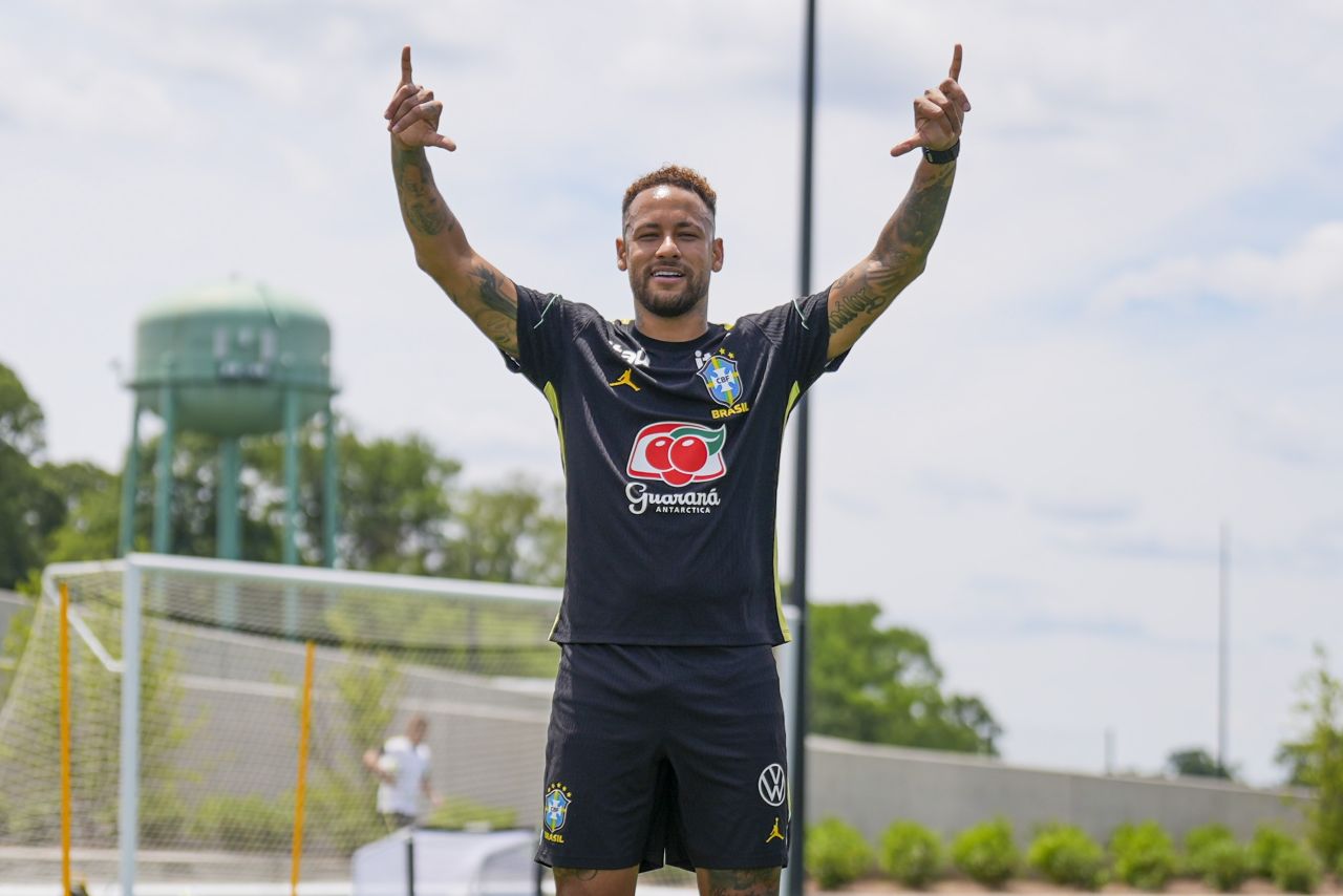 Neymar assistindo ao jogo da seleção no hotel