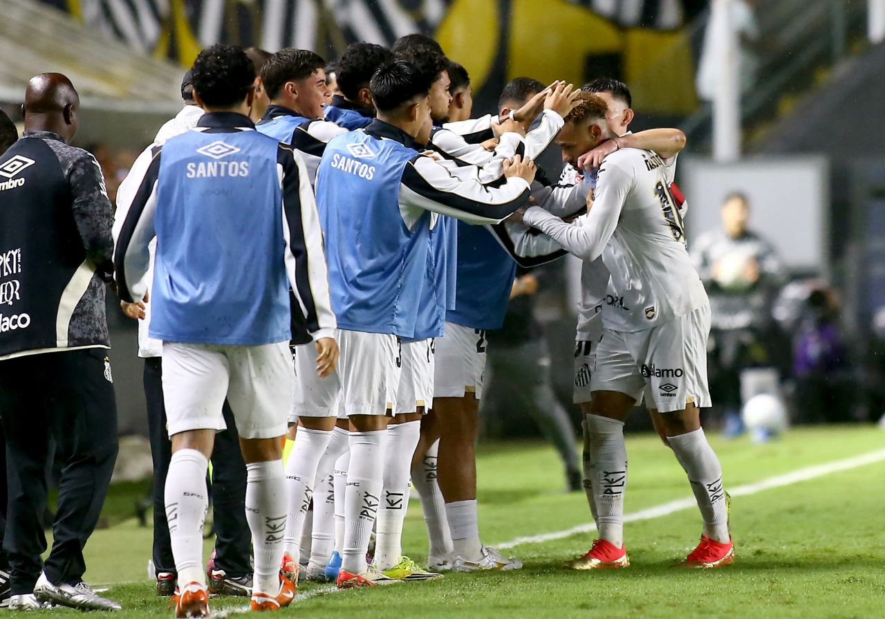 Neymar comemorando gol contra o Bragantino