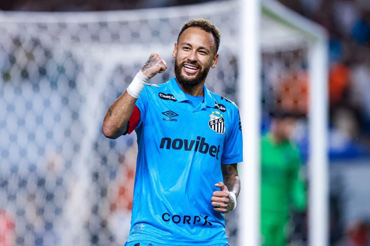 Neymar comemorando com Rony no Mangueirão