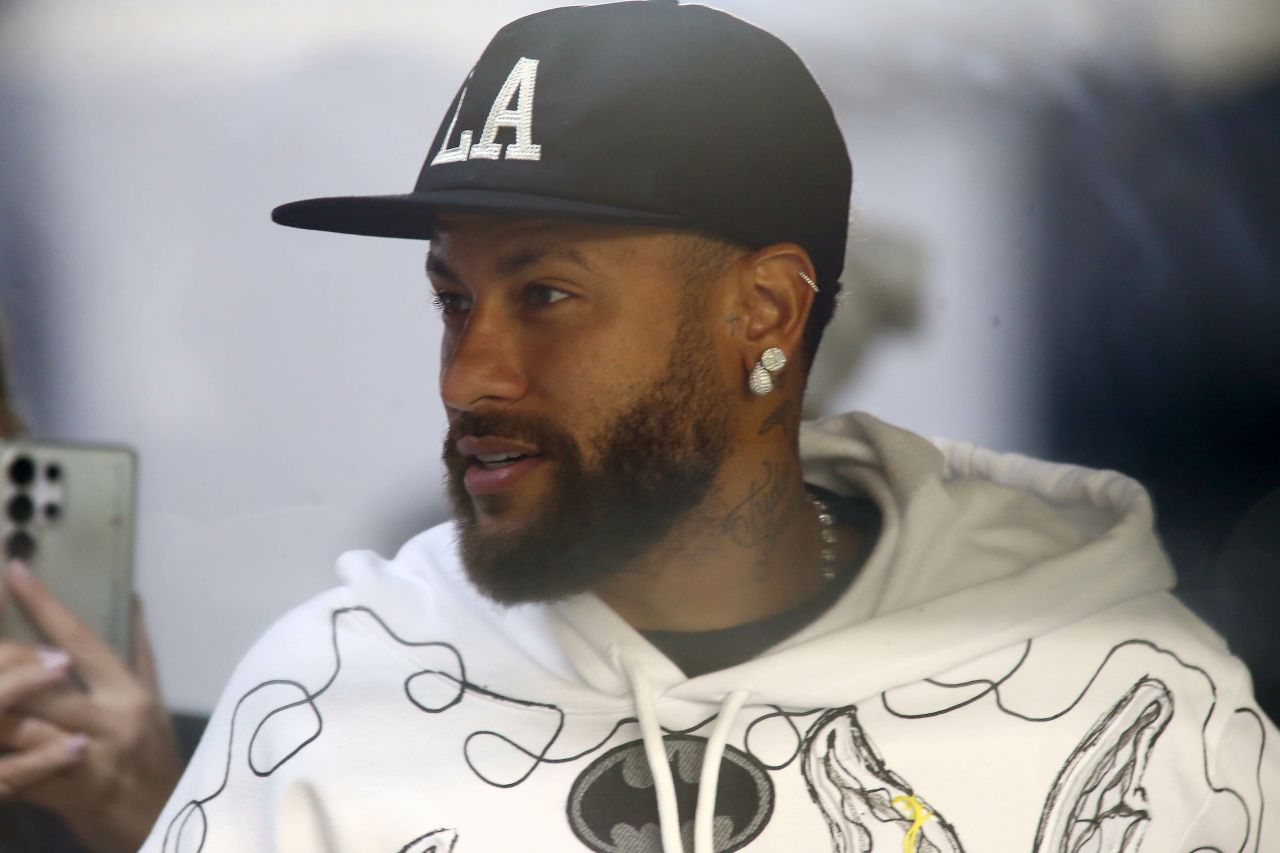 Neymar suspendo acompanha partida no camarote