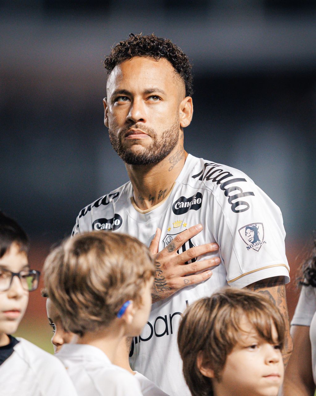 Neymar com a camisa do Santos