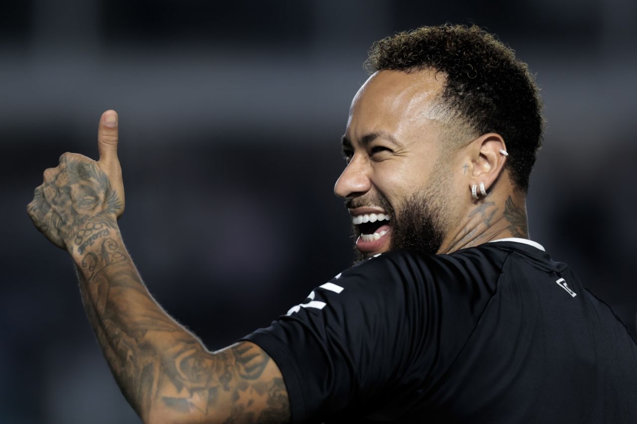 Neymar no leilão do Instituto Neymar Jr antes de viajar