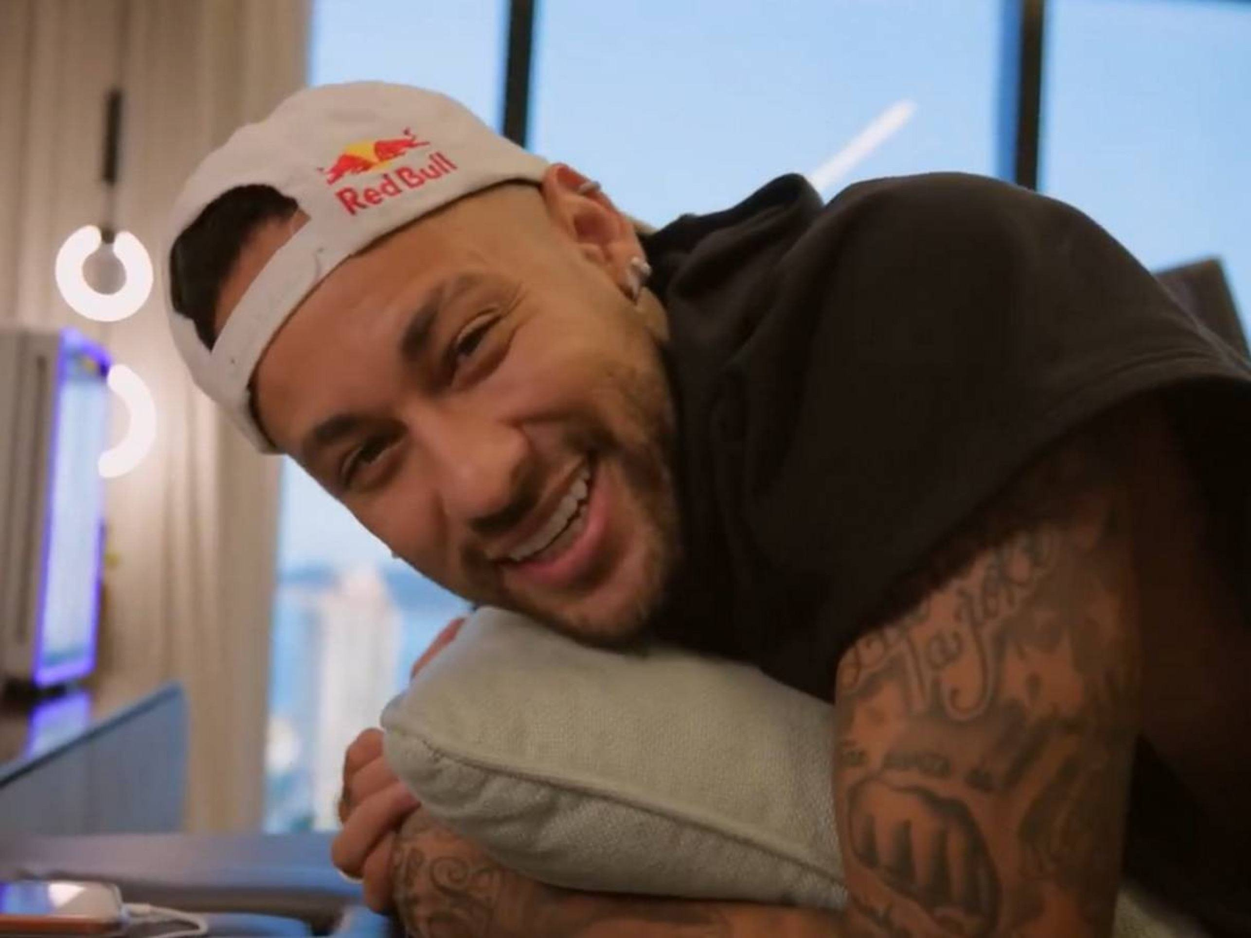 Neymar gravando vídeo para redes sociais