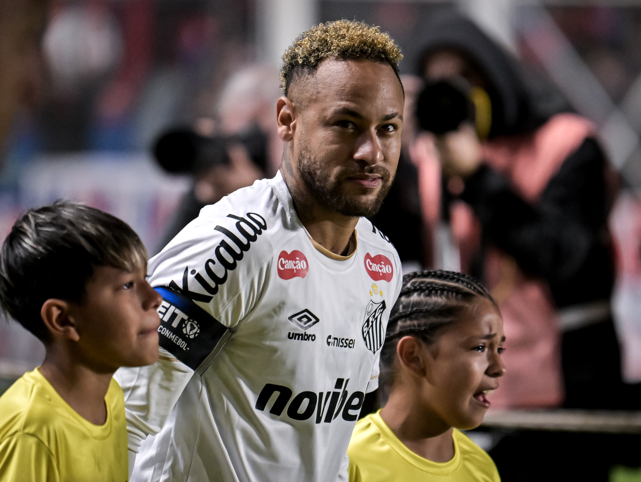 Neymar entregando chuteira a Fabrício López após partida