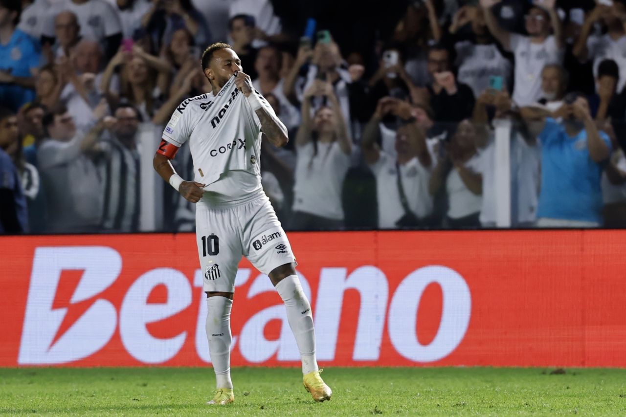 Neymar comemorando gol do Santos contra a Chapecoense