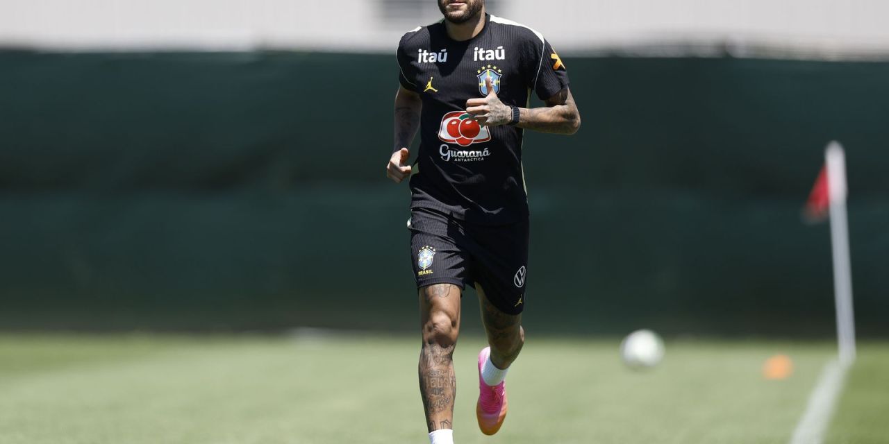 Neymar durante treino da seleção