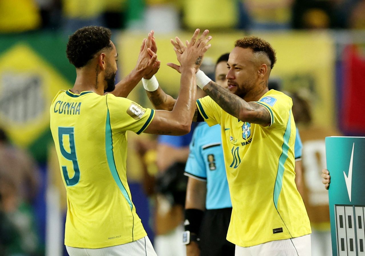 Neymar entrando em campo pelo Brasil