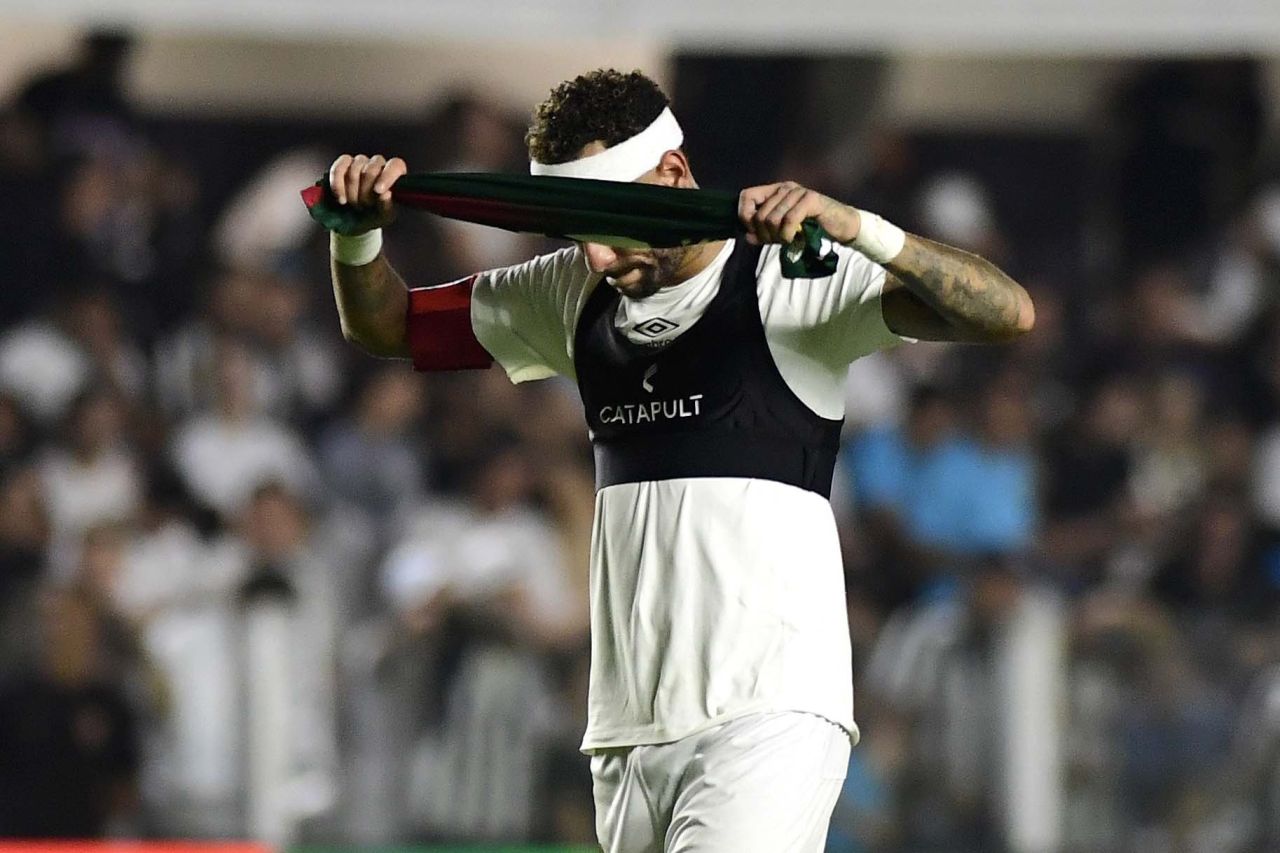 Neymar deixando o gramado lesionado