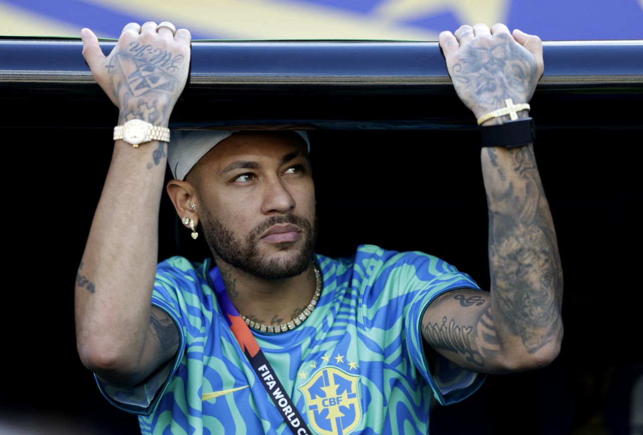Neymar no banco de reservas durante Brasil x Marrocos