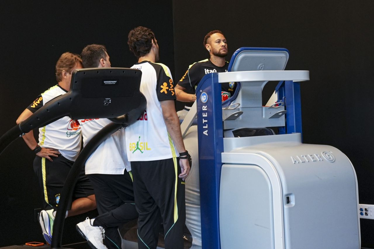 Neymar em esteira antigravidade durante tratamento