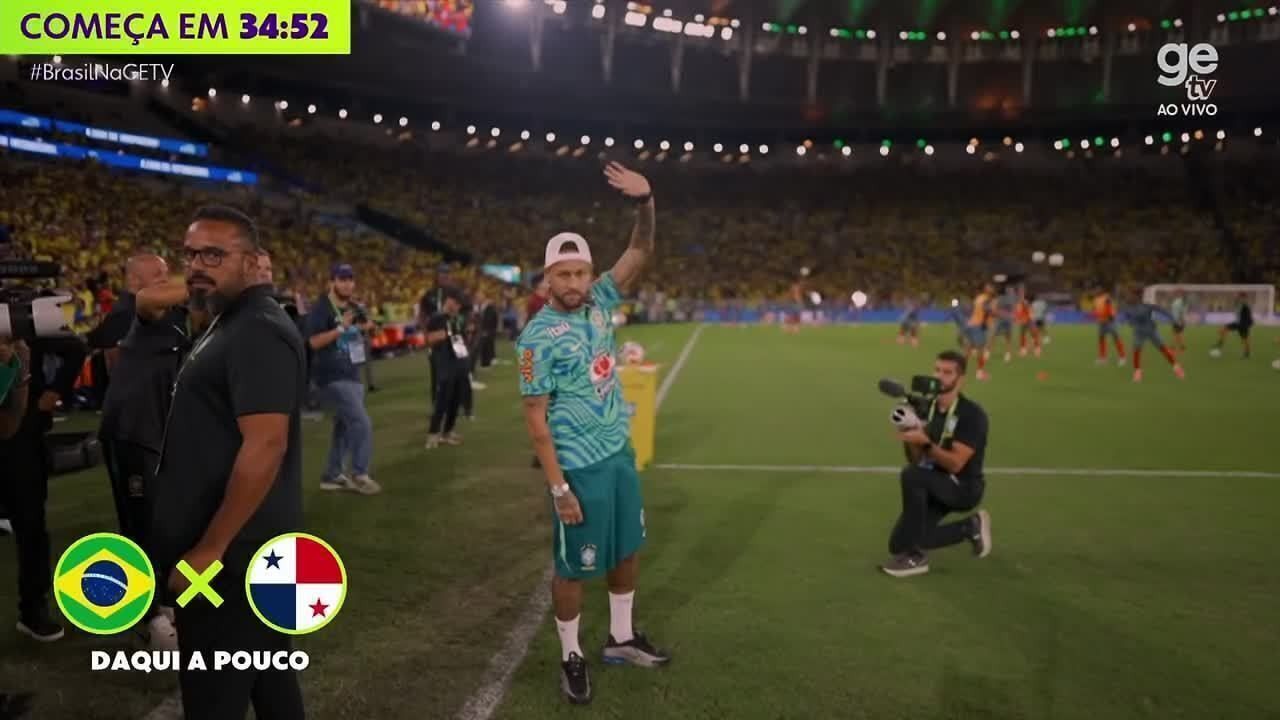 Neymar acenando no gramado do Maracanã durante aquecimento