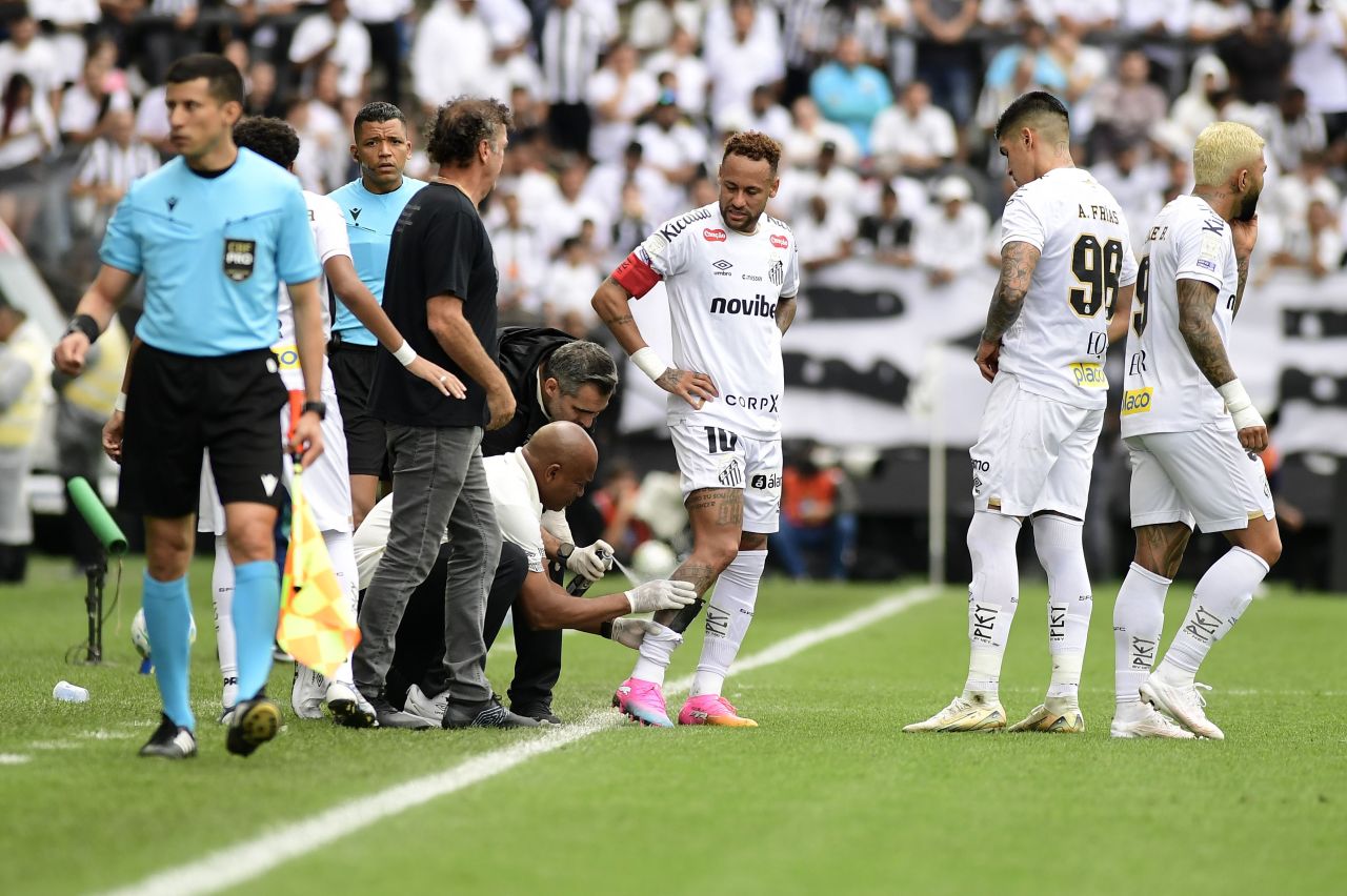 Neymar sendo atendido na panturrilha direita