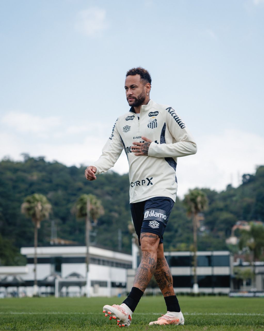 Neymar e técnico Cuca durante atividade no CT do Santos