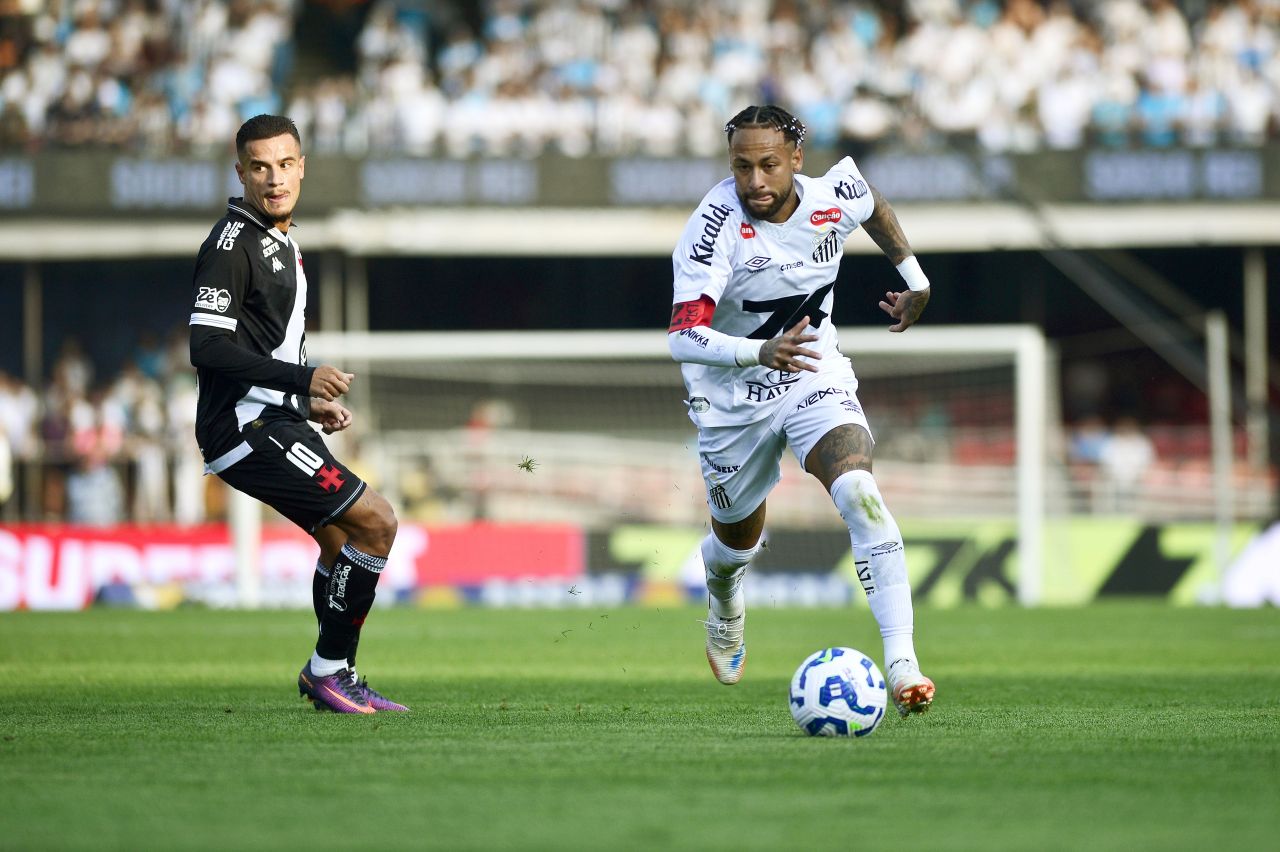 Neymar e Philippe Coutinho em jogo no Morumbi