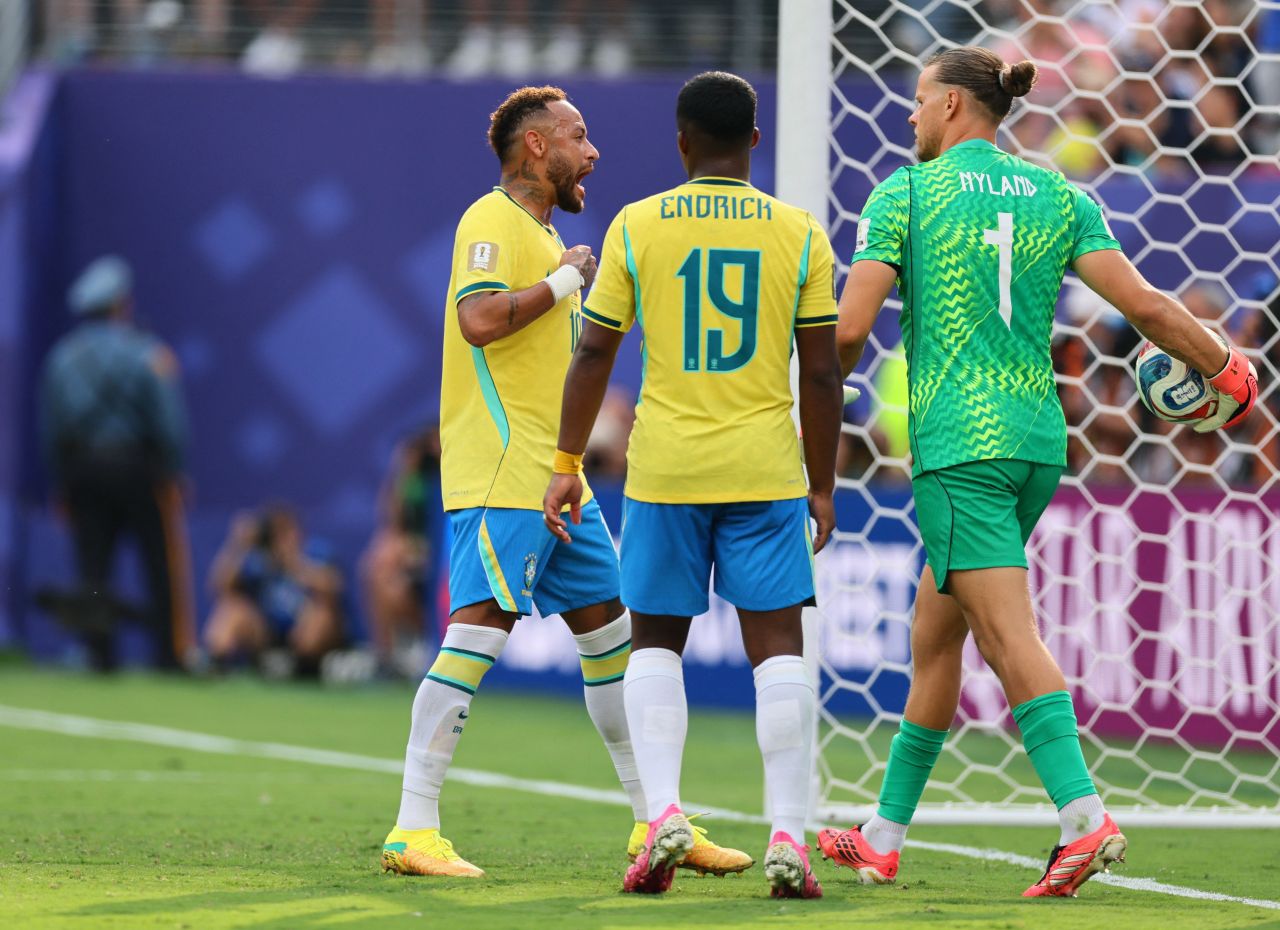 Neymar provocando o goleiro da Noruega