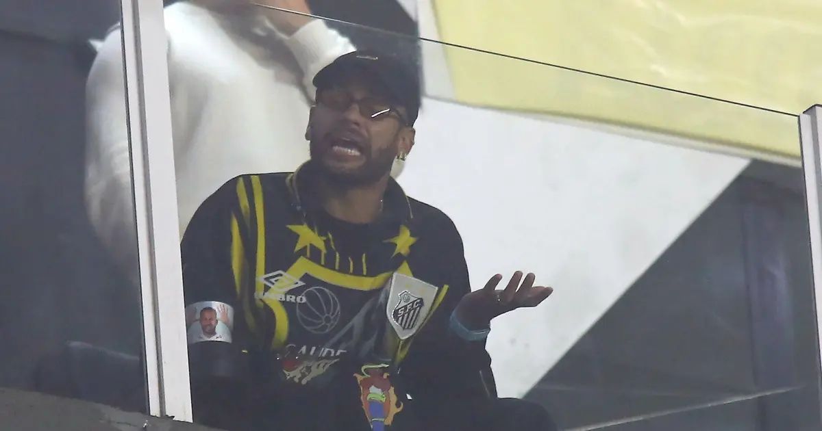 Neymar na tribuna da Vila Belmiro durante Santos x Atlético-MG