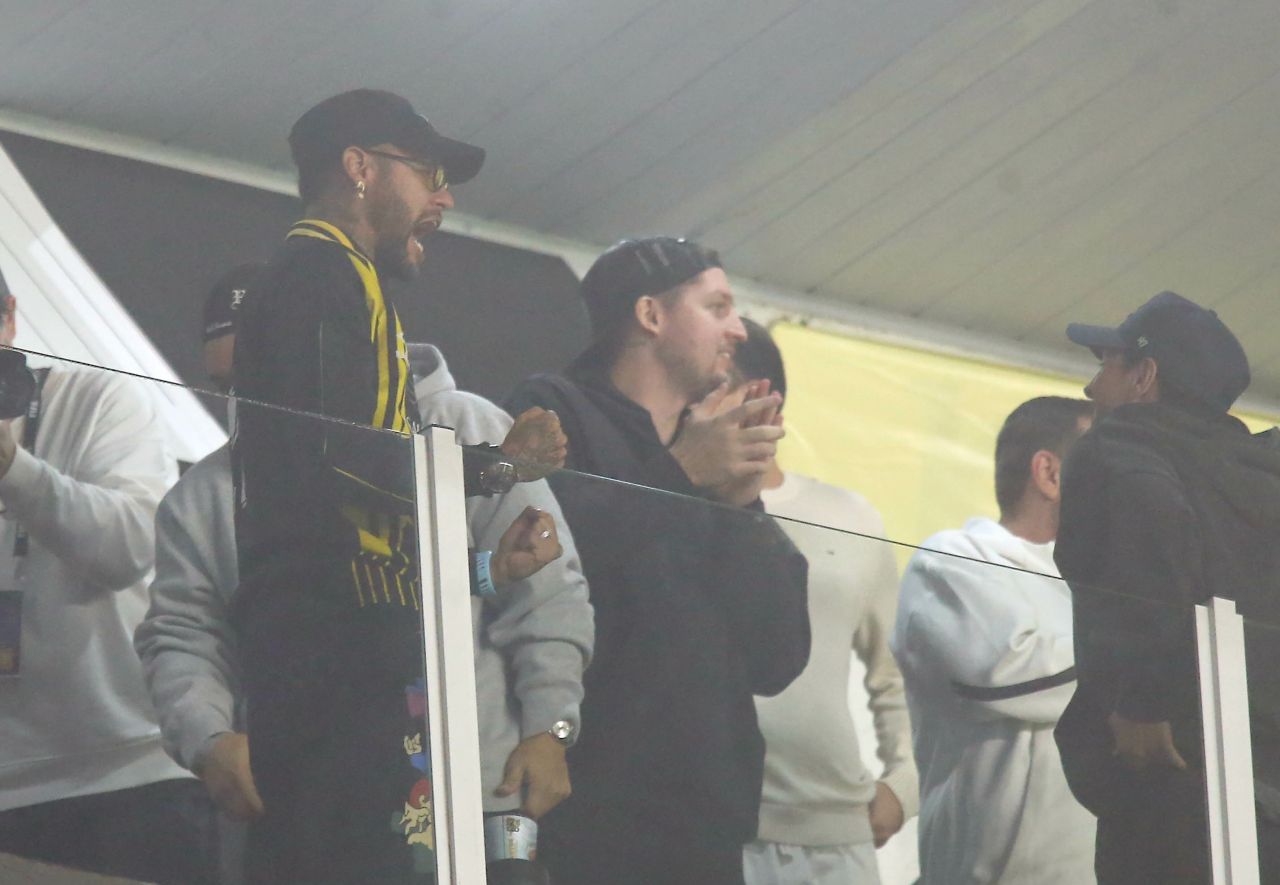 Neymar em camarote na Vila Belmiro