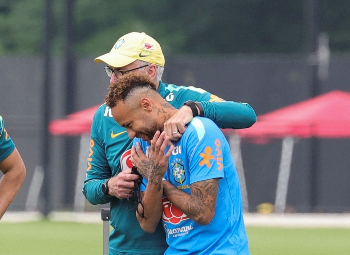 Neymar e Ancelotti em treino da Seleção