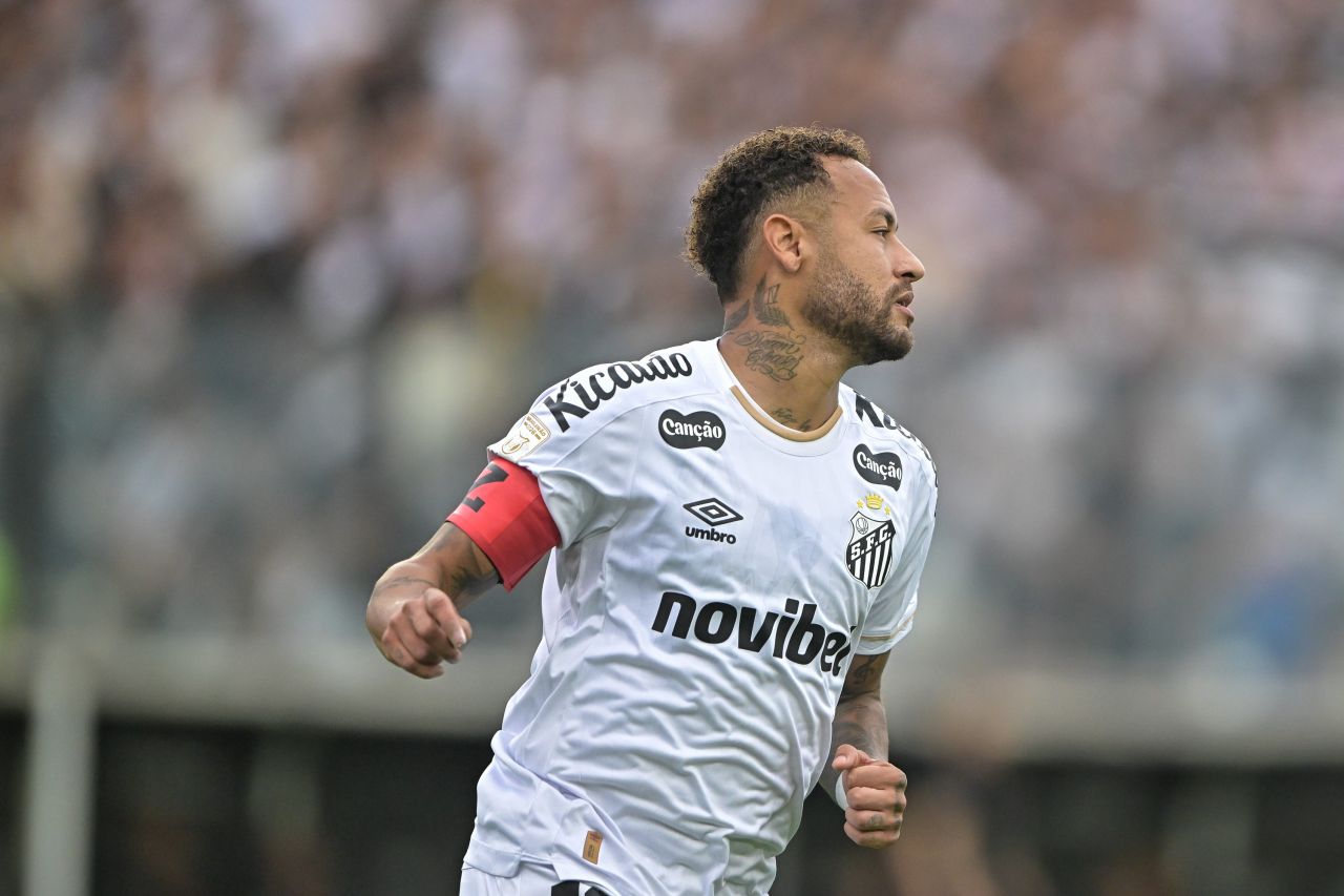 Neymar fora de campo aguardando retorno