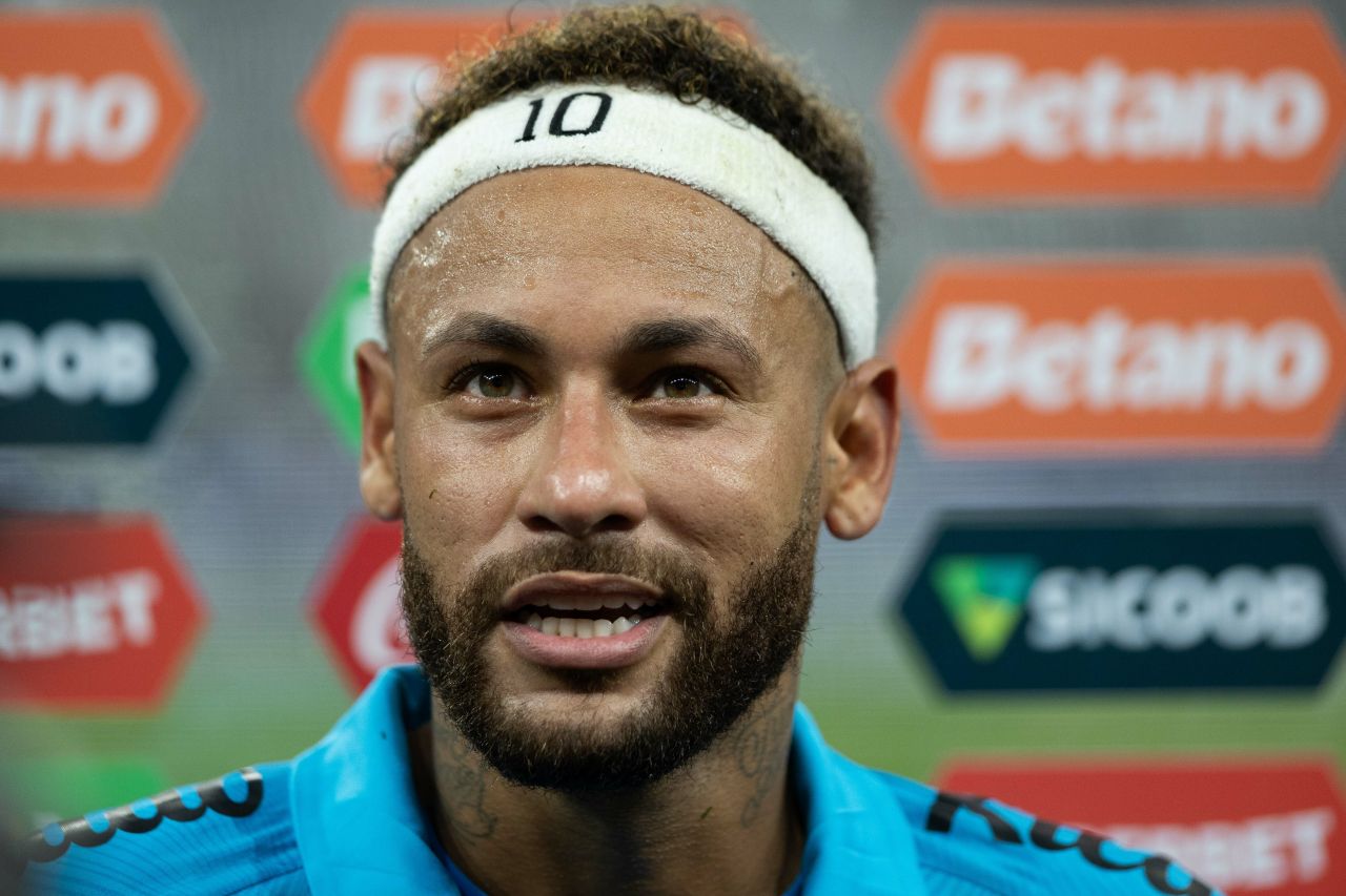 Neymar no vestiário do Santos após o clássico