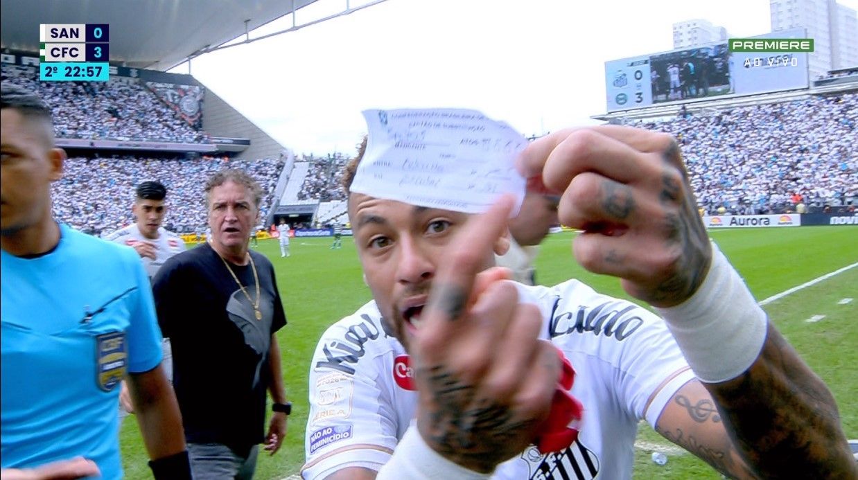 Neymar segurando papel após substituição por engano