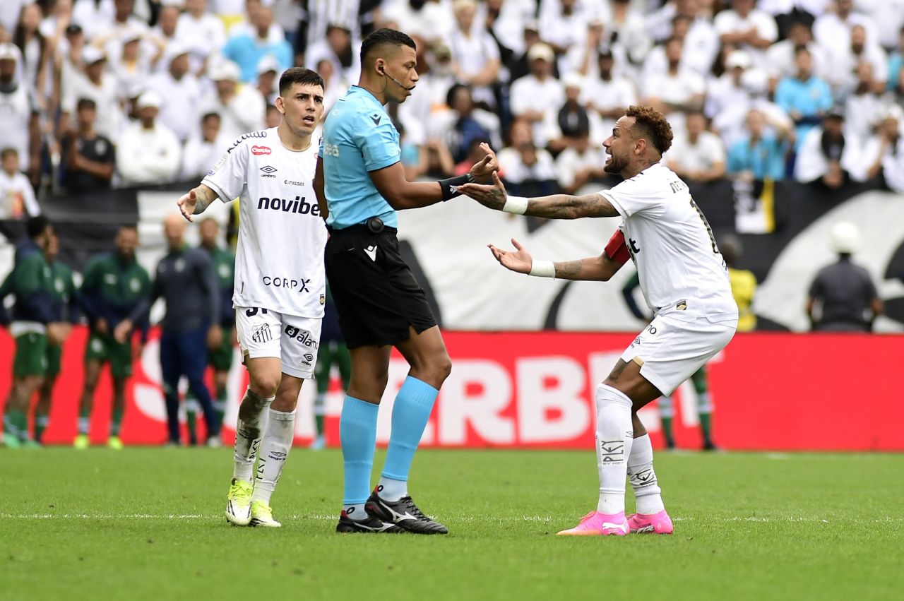 Neymar sendo atendido durante Santos x Coritiba