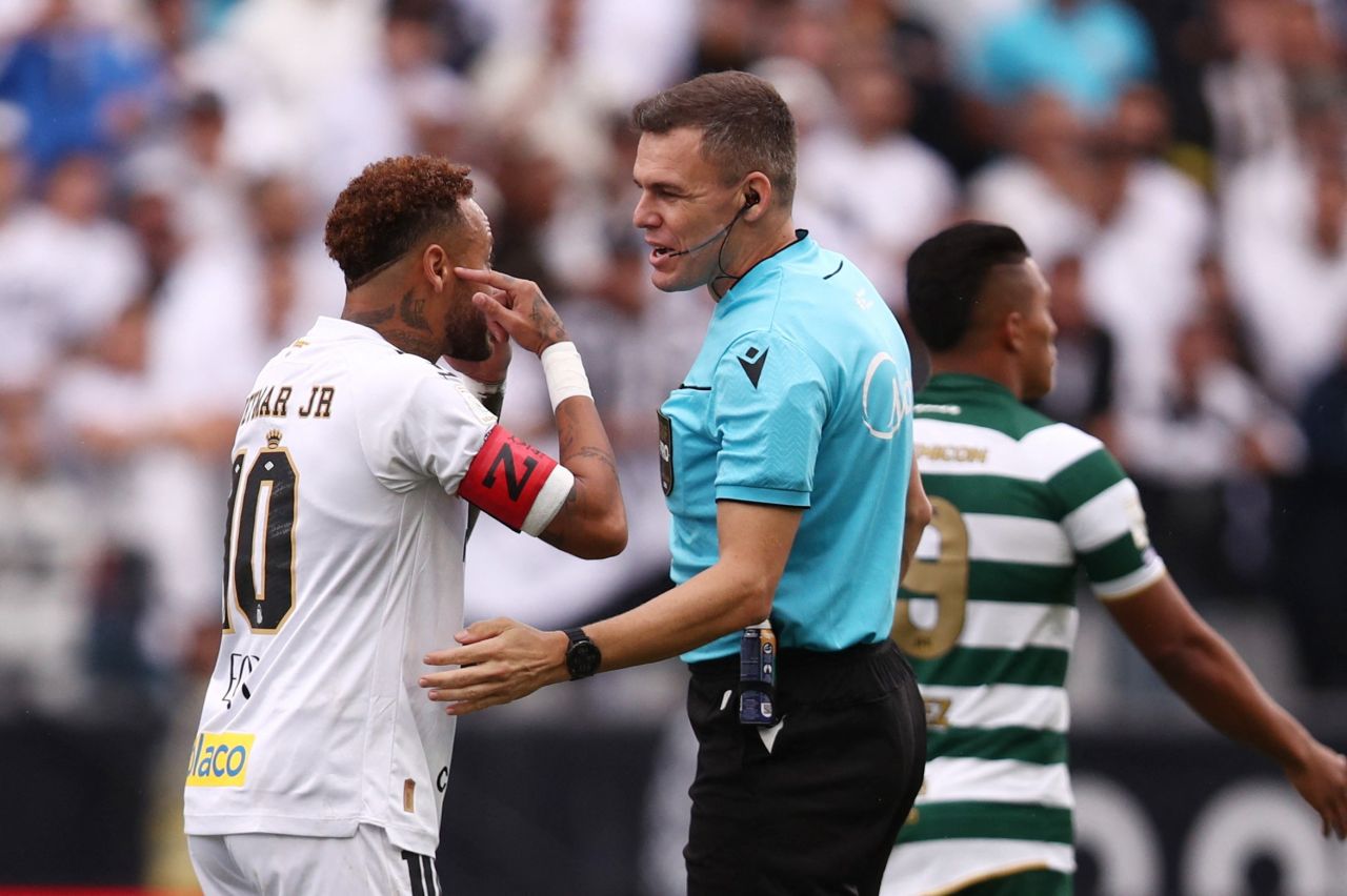 Neymar reclama com arbitragem após ser substituído por engano