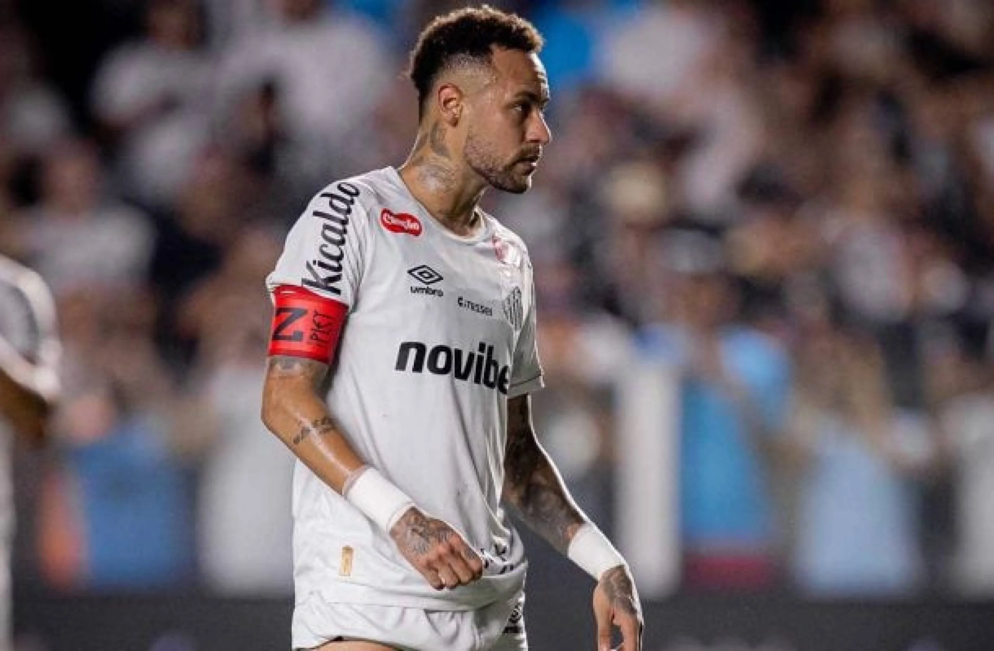 Neymar reclama com árbitro durante jogo do Santos