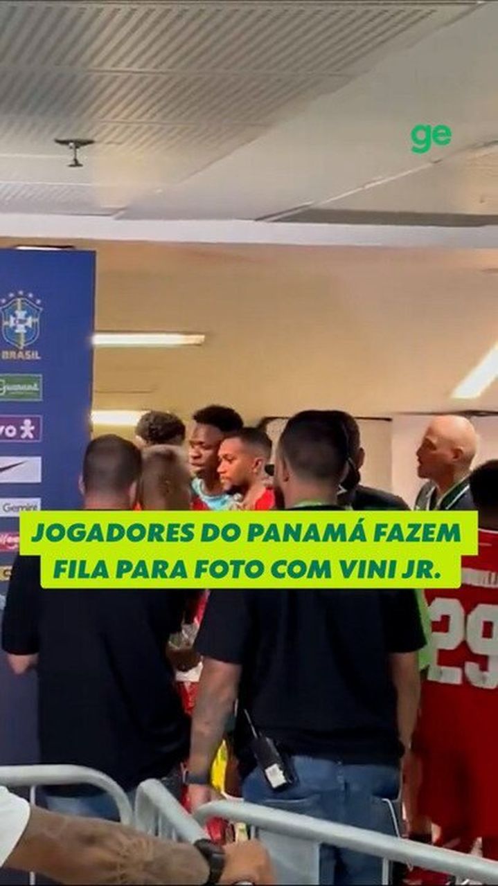 Neymar no centro do gramado posando para fotos