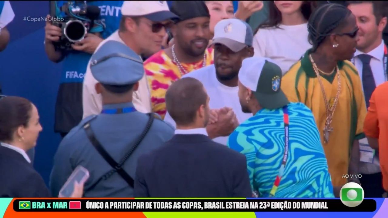 Neymar conversa com Tom Brady e Travis Scott no gramado
