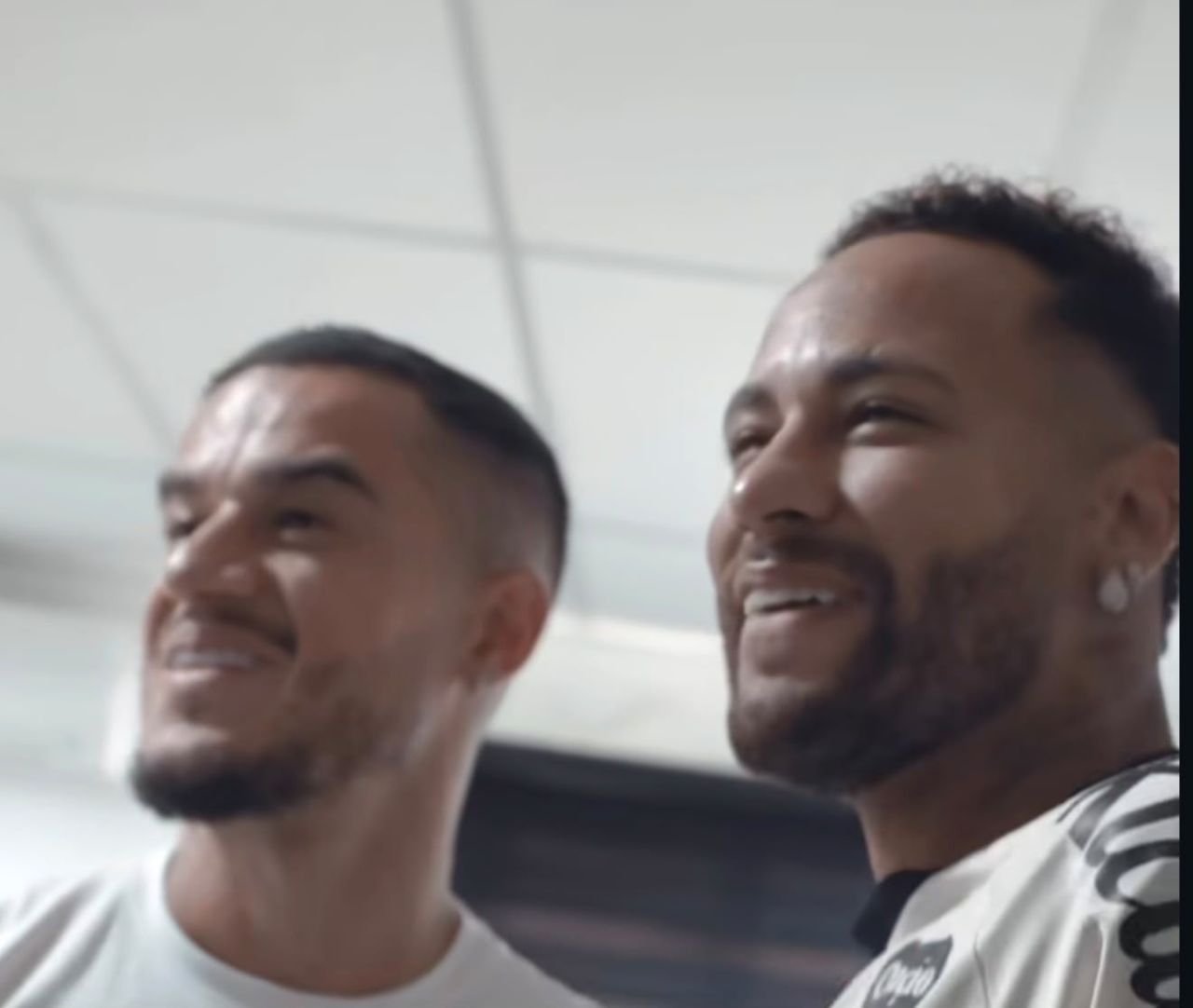 Neymar e Philippe Coutinho se abraçam no CT do Santos