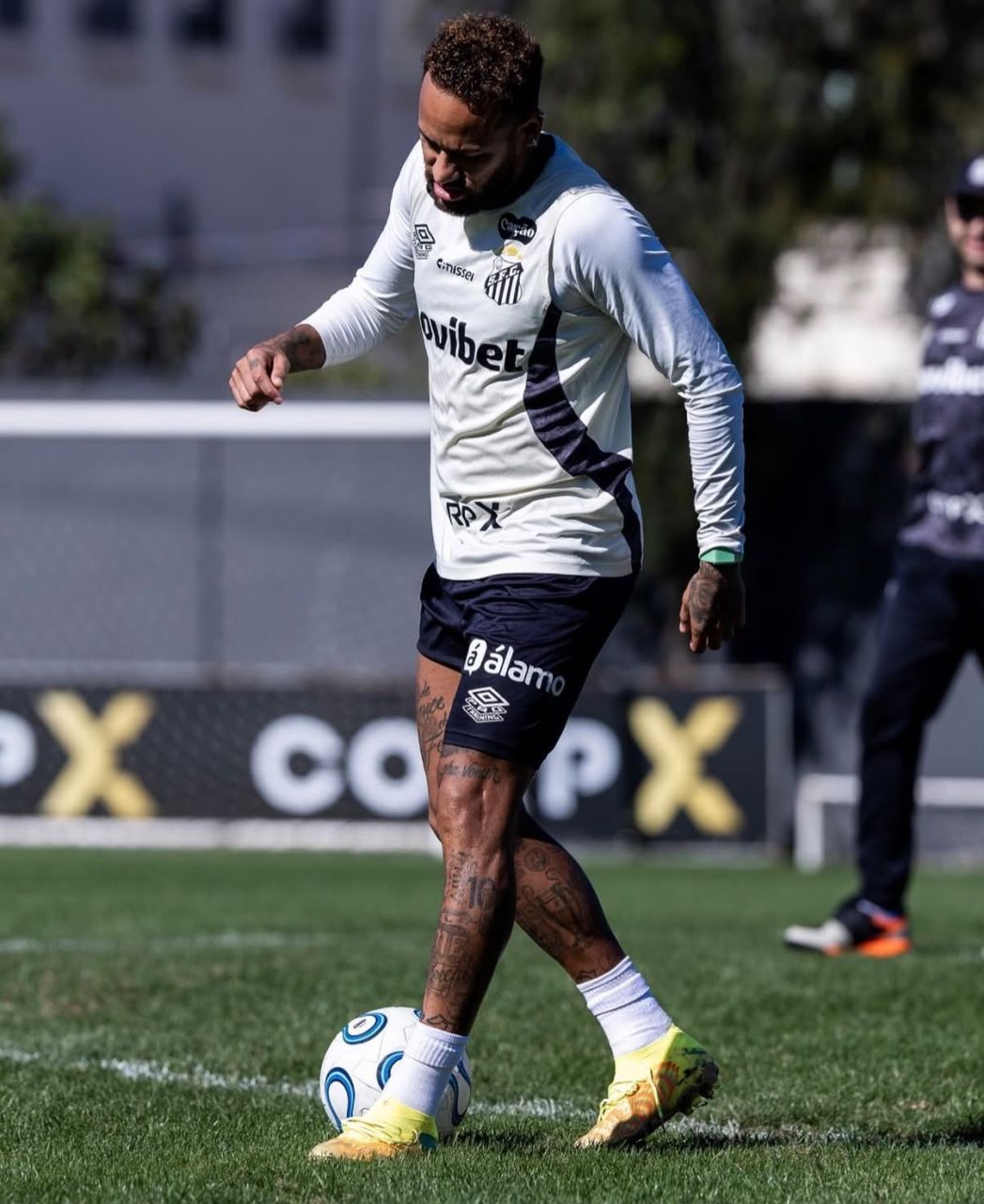 Neymar treinando no CT Rei Pelé