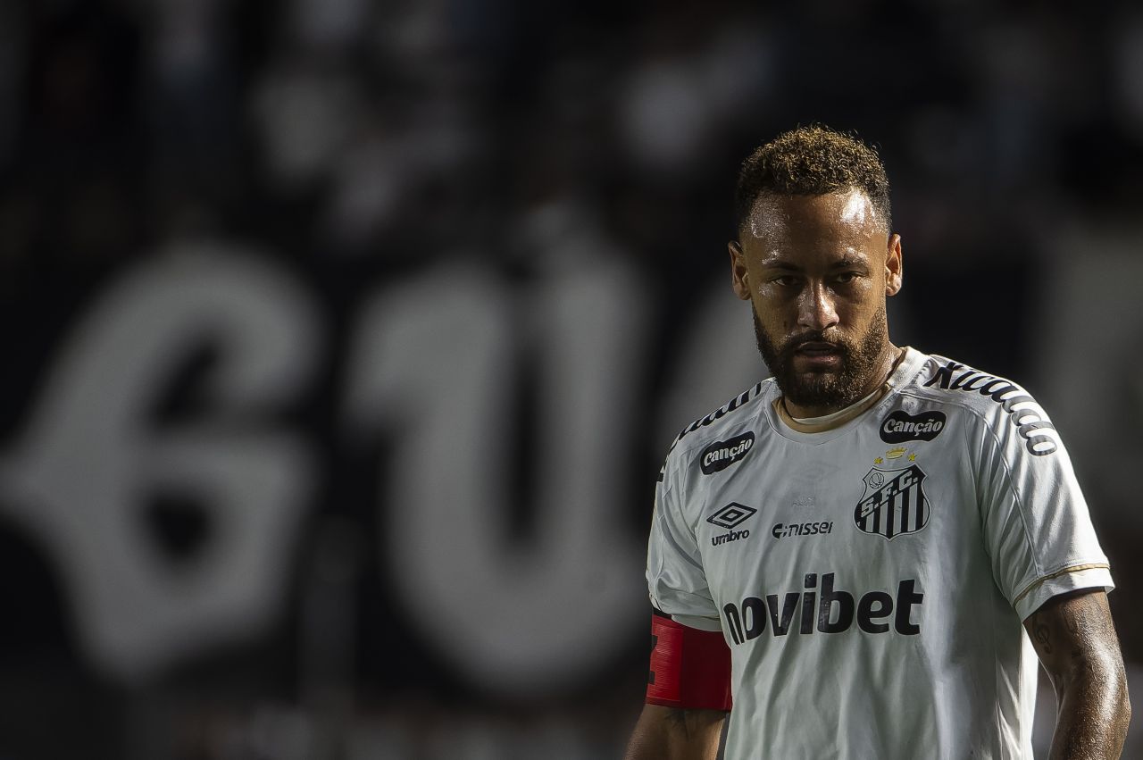 Neymar comemora gol pelo Santos contra a Chapecoense