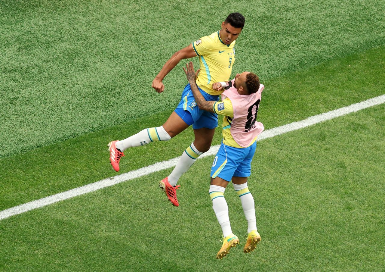Neymar comemora gol de Casemiro contra o Japão