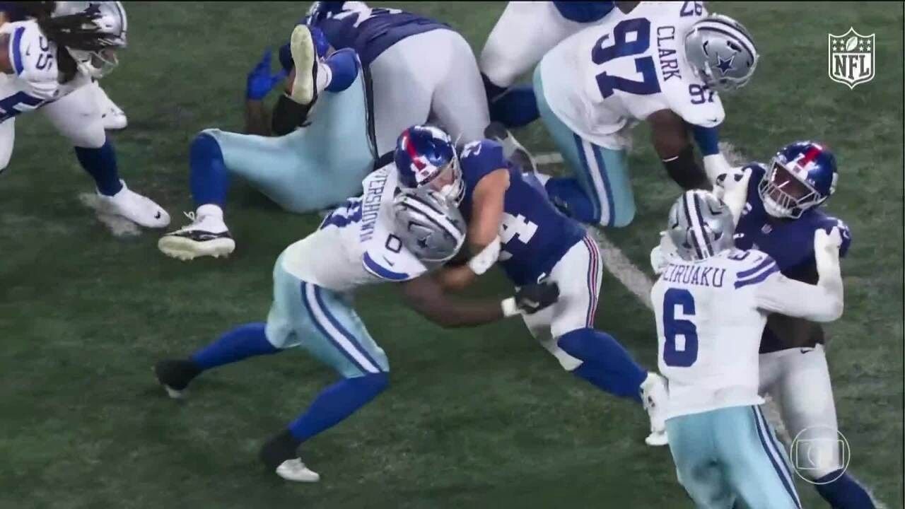 Jogadores do Dallas Cowboys e Baltimore Ravens em ação