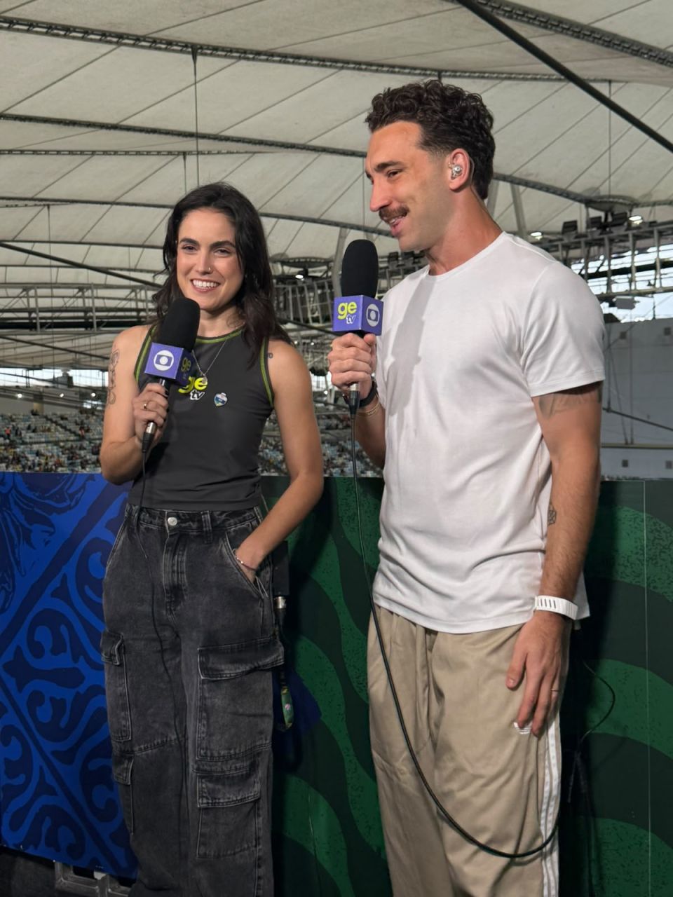 Neymar e Bruna Biancardi chegando ao Maracanã para o NFL Rio Game