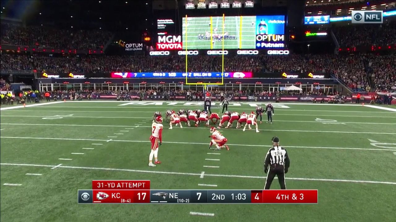 telão exibindo ângulo invertido durante um chute de field goal