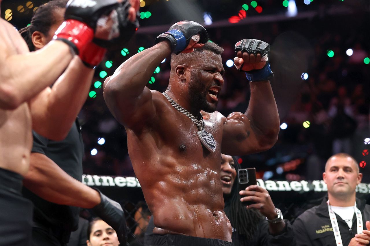 Francis Ngannou derruba Philipe Lins