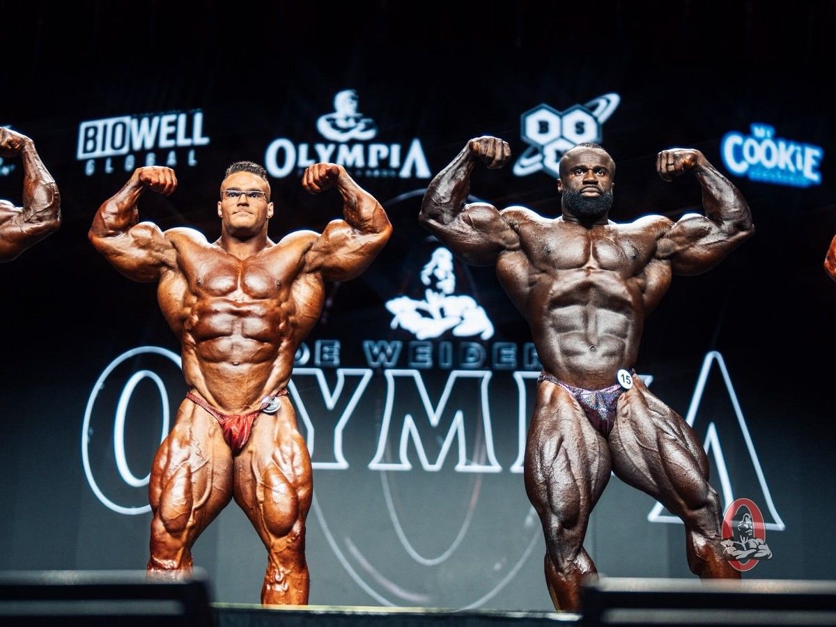 Nick Walker com o troféu do Mr. Olympia 2026