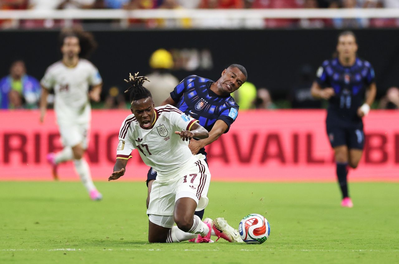 Nico Williams após entrada de De la Cruz na partida Espanha x Uruguai