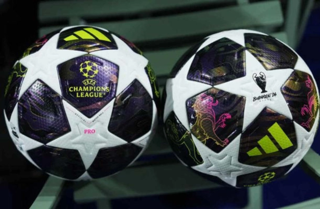 Bola da UEFA Champions League em gramado