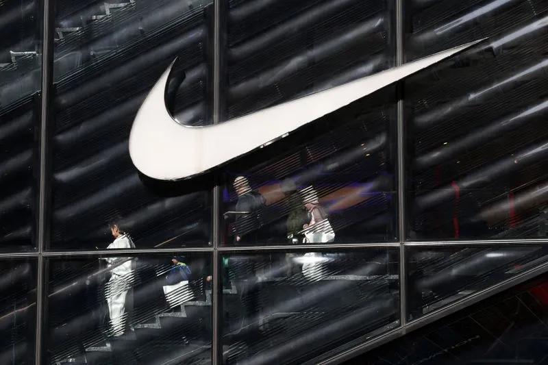 Logo da Nike em fachada de loja
